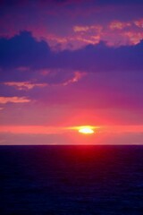 日本海に沈む夕日（新潟県・糸魚川市）