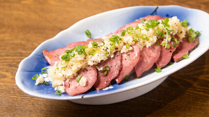 牛タンの葱塩ソース（冷菜）