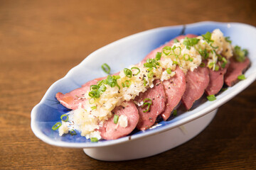 牛タンの葱塩ソース（冷菜）