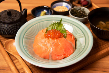 サーモン刺身といくら丼