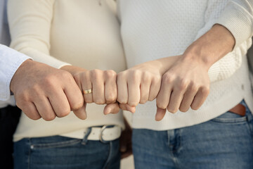 Familie mit erwachsenen Kindern am Strand &ndash; Verbundenheit und Lebensfreude