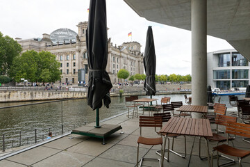 Opustoszała sala zamkniętego bistro w Berlinie