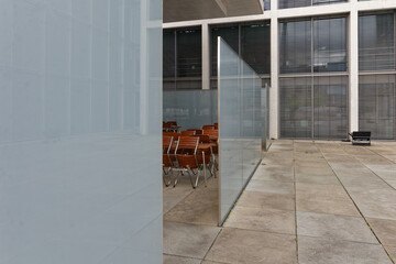 Opustoszała sala zamkniętego bistro w Berlinie