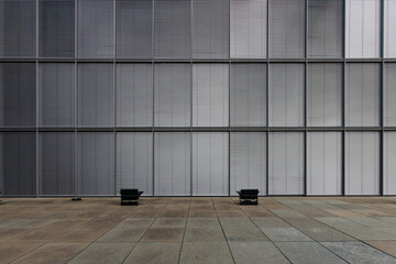 Szklana ściana nowoczesnego budynku izolowana od ciepłą żaluzjami