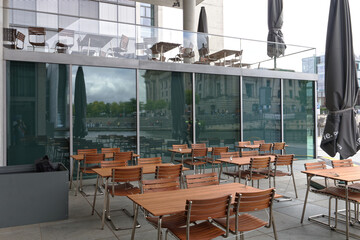 Opustoszała sala zamkniętego bistro w Berlinie