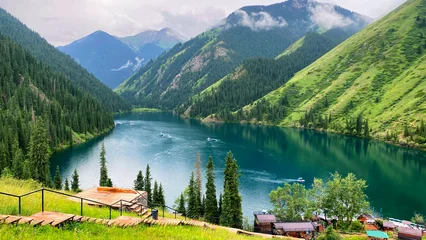 Fototapete Rund Naturpark Kolsai Lake is an amazing natural monument in the mountains of Kazakhstan. A beautiful mountain lake surrounded by green forests  © chekart