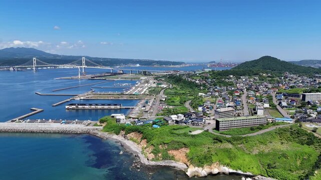 北海道室蘭市にある白鳥大橋とその周辺の港をドローンで空撮しました。