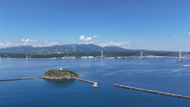 北海道室蘭市にある白鳥大橋とその周辺の港をドローンで空撮しました。