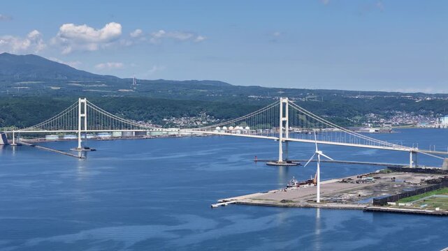 北海道室蘭市にある白鳥大橋とその周辺の港をドローンで空撮しました。