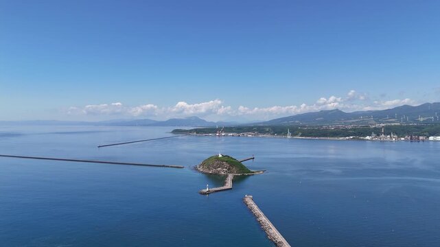 北海道室蘭市にある「白鳥大橋」とその周辺の港をドローンで空撮ました。