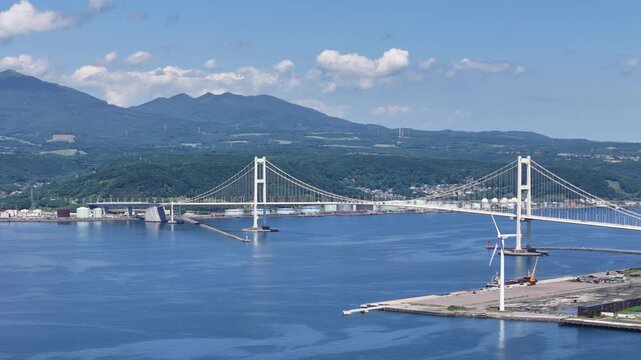 北海道室蘭市にある「白鳥大橋」とその周辺の港をドローンで空撮しました。