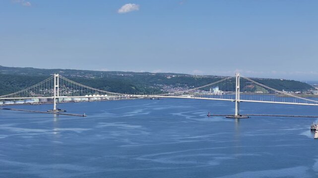 北海道室蘭市にある「白鳥大橋」とその周辺の港をドローンで空撮しました。
