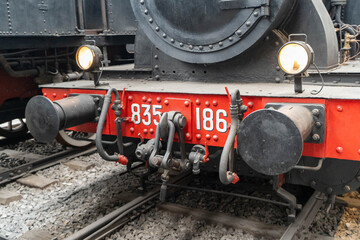 Train Brake System and Coupling Mechanism Between Carriages
