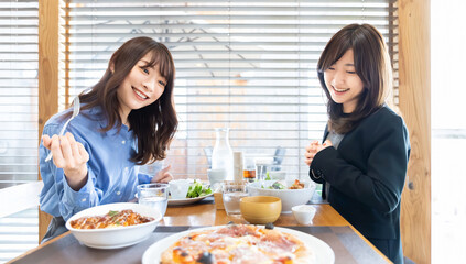 カフェでランチを食べる2人の女性