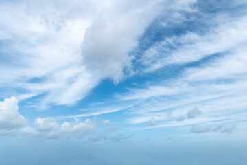 ciel de traine, stratocumulus sur ciel bleu
