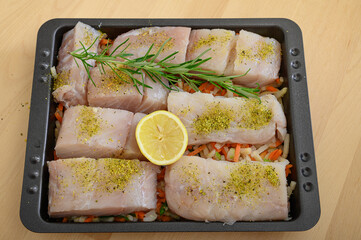 Dorsz pieczony w piekarniku z warzywami, surowe kawałki ryby przygotowane do pieczenia  © Paweł Kacperek