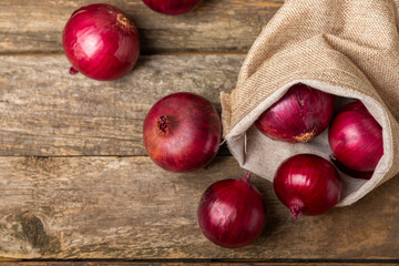 Shallot onion on the kitchen table. onion slice. onion rings. Fresh red Onion. Natural, fresh, vegetarian food. Agricultural products. Healthy eating. Vegetables. Farmer's market.