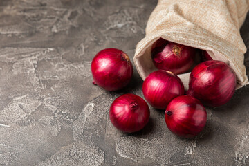 Shallot onion on the kitchen table. onion slice. onion rings. Fresh red Onion. Natural, fresh, vegetarian food. Agricultural products. Healthy eating. Vegetables. Farmer's market.