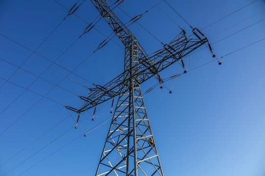 Strommast unter blauem Himmel