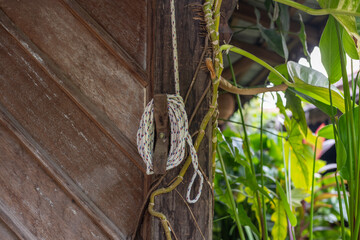a rope tied with stitches to a 'frog' attached to a pole