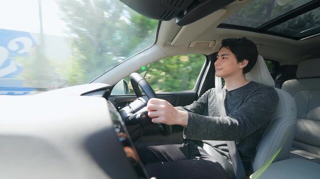 自動車、男性、ドライブ、ドライバー、運転、交通、安全、爽やか、笑顔、快適、車内、インテリア、道路、日本人、通勤、旅行、観光、ハンドル、青空、爽快、運転席、ダッシュボード、インパネ、シート、サンルーフ、フロントグラス、駐車場、トラフィック、GPS、モビリティ、MaaS、ITS、操作、乗車、コックピット、マイカー、オーディオ、エレクトロニクス、カー用品、車内空間、ADAS、リラックス、セーフティ、シス