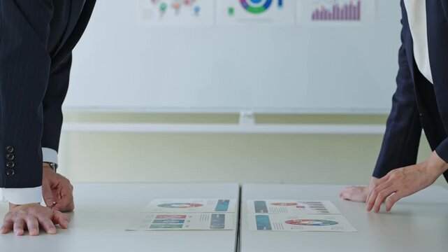 会議、ミーティング、ビジネス、マーケティング、ビジネスパーソン、チームワーク、商談、プロジェクト、書類、企画、二人、オフィス、企業、会社、グラフ、リサーチ、アドバイザー、調査、コミュニケーション、取引、協力、会話、手元、顔なし、分析、交渉、科学、研修、指導、レポート、提案、ブレインストーミング、アイデア、デザイン、プリントアウト、マネジメント、経営、戦略、仕事、グループ、チーム、データ、日本人、ビ