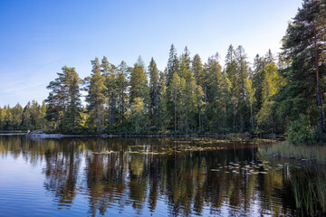 an einem See in Schweden