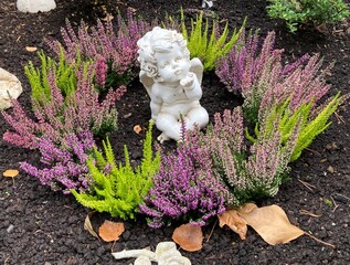 Engel zwischen Heidekraut auf dem Friedhof im Herbst