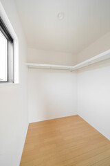 Walk-in closet with natural light ― 自然光の入るウォークインクローゼット