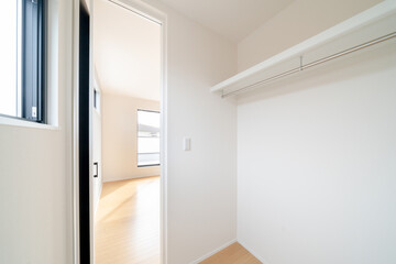 Walk-in closet with natural light ― 自然光の入るウォークインクローゼット