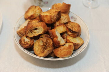 pães torrados 