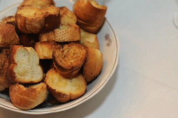 pães torrados 