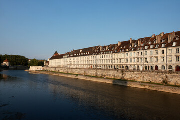Obraz premium Les quais de Besançon en été au coucher du soleil. 