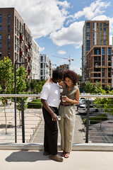 Fototapeta premium Stylish young couple enjoying a summer date in the heart of the city