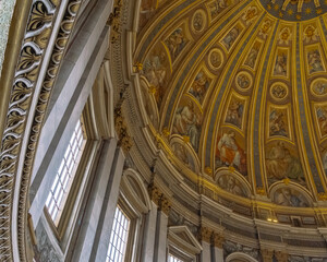 Fototapeta premium Elaborate dome ceiling artwork and decorative columns create an elegant architectural vista with marble and gold ornamentation.