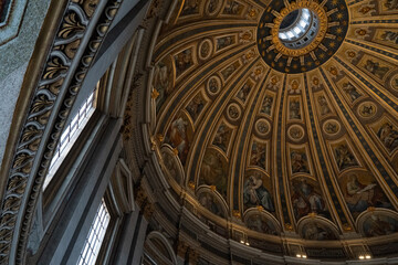 Obraz premium Architectural dome interior featuring intricate artwork, ornate details and structural designs with a skylight opening.