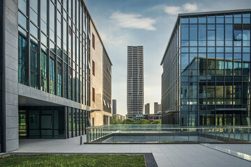 Obraz premium Captivating Urban Architecture: A Modern Fusion of Glass and Structure