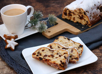 Christstollen auf einem Teller mit einer Tasse Kaffee