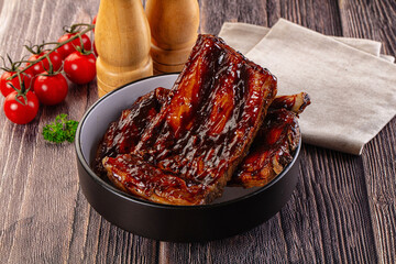Grilled pork ribs with barbecue sauce