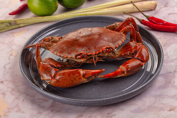 Gourmet steamed crab served lime