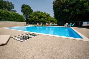 Une piscine et sa pompe