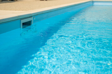 Une piscine avec sa pompe