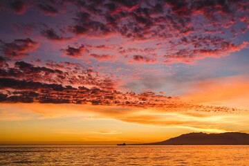 Fototapeta premium sunset over the ocean
