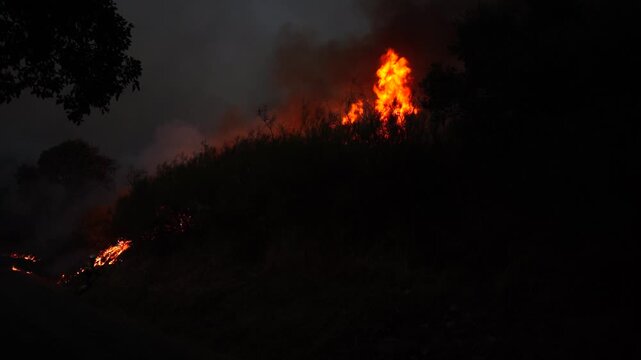 Llamas nocturna en incendio Galicia 2025