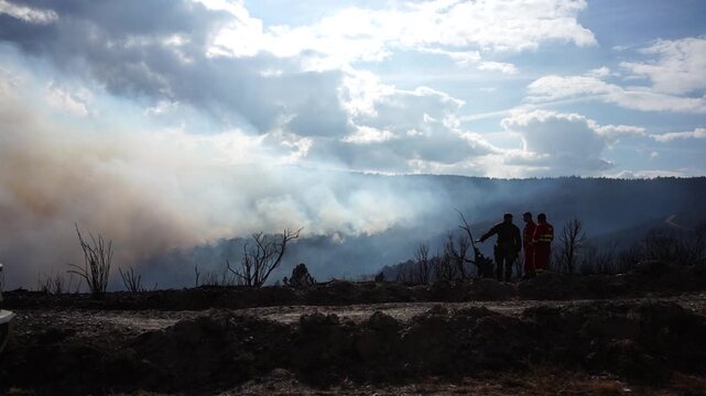 Tres militares de Ejercito de tierra, y la Ume, vigilan la progresion de un incendio Galicia 2025