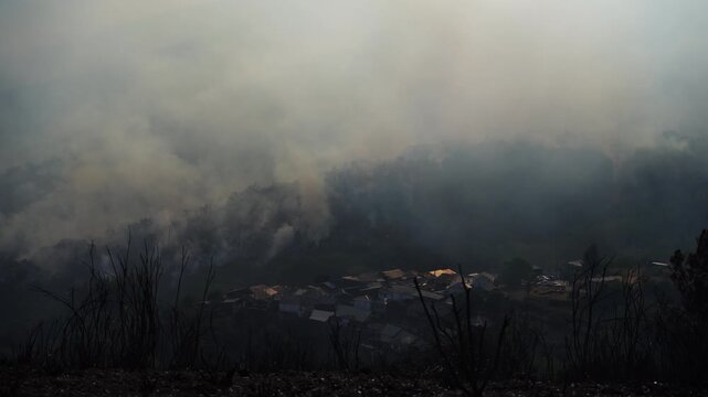 Pueblo cercado por el humo incendios Galicia 2025