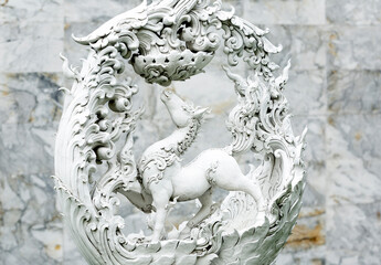 caballo simbólico en circulo floral