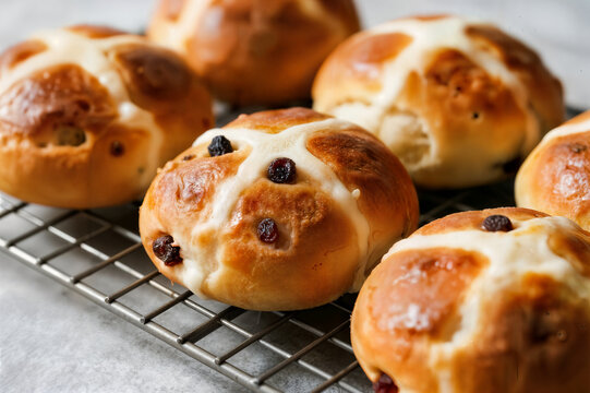 tasty hot cross buns concept table closeup primer plano de una mesa con deliciosos bollos calientes de pascua gros plan sur une table pr&eacute;sentant de d&eacute;licieux hot cross buns boyoz pogaca po&ccedil;a