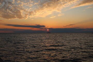 Schiff in der Ferne im Sonnenuntergang über der slowenischen Adria