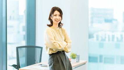 Fototapeta premium 腕を組んで微笑む女性・ビジネスウーマン